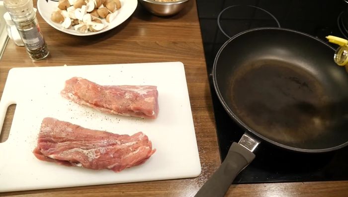 Schweinefilet salzen, pfeffern und von allen Seiten in Rapsöl anbraten.