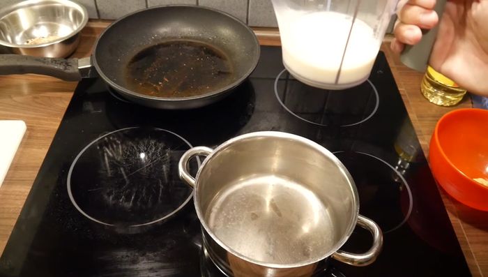 Für das Selleriepüree: Die gekochte Sellerie mit Sahne-Milch-Mischung (1:1) vermengen, mit Salz, Muskatnuss abschmecken und kurz aufkochen. Zum Schluss kalte Butter unterrühren.