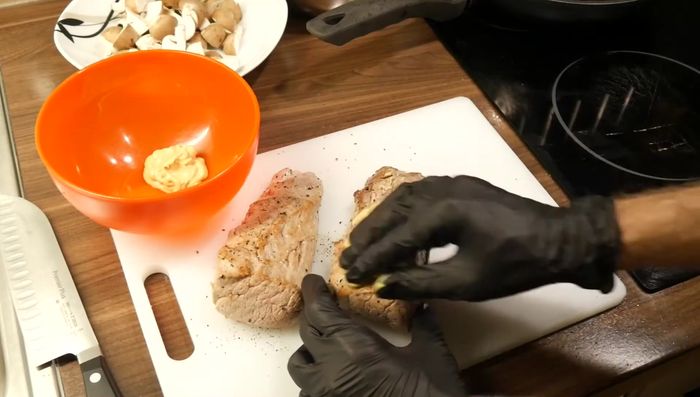 Mit Senf bestreichen und die vorbereitete Gewürzmischung (getrocknete Orangen- und Zitronenschale, Salz, Pfeffer) darüber geben.