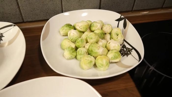 Rosenkohl putzen und in kochendem Salzwasser weich kochen (bis er bissfest ist). Anschließend in Eiswasser abschrecken.