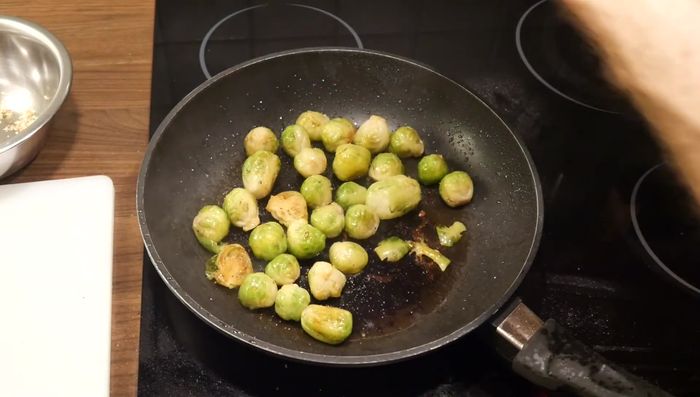Rosenkohl kurz anbraten, salzen und pfeffern.