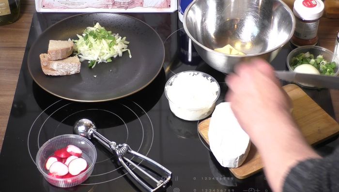 Camembert, Butter und Frischkäse zerkleinern (mit Küchenmaschine oder Gabel) (137.91)