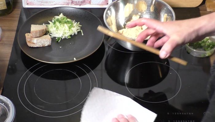 Optional: Eine zweite Schicht mit einer anderen Käsesorte (z.B. Limburger) hinzufügen. (307.36)