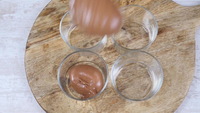 Die Schokocreme in Dessertgläser füllen.