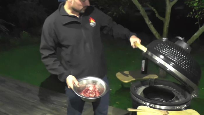 Knochen und Rehrücken im Dutch Oven auf dem Grill anbraten.