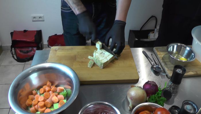 Sellerie zum Rehrücken im Dutch Oven hinzufügen und anbraten.