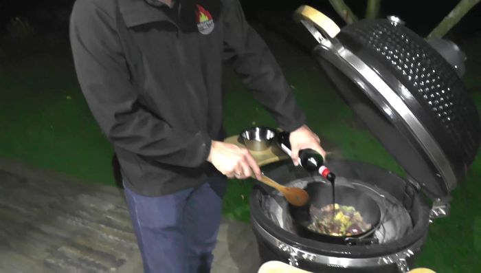 Rotwein und Rinderkraftbrühe hinzufügen, Bratensatz lösen.