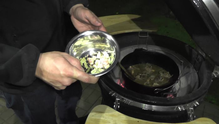 Gewürze (Holunderbeerenblätter, etc.) hinzufügen und köcheln lassen.