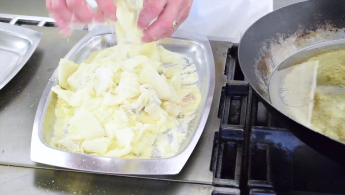 Die panierten Calamares portionsweise im heißen Öl frittieren. Die Temperatur eventuell reduzieren, damit die Calamares nicht zu schnell anbrennen.