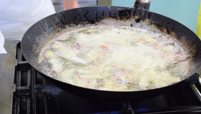 Die Calamares ca. 1-1,5 Minuten frittieren, bis sie leicht steif werden. Die Garzeit ist kurz, da übergarte Calamares zäh werden.