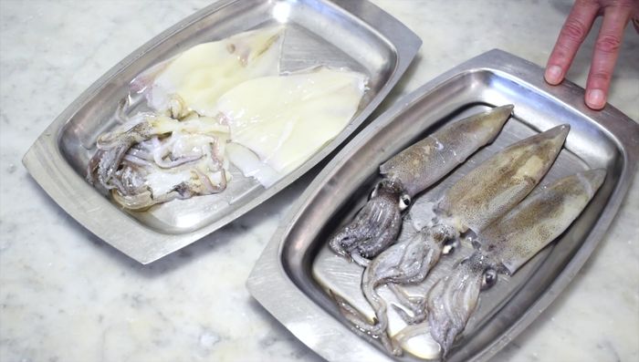 Die Calamares vom Fischhändler beziehen (bereits gereinigt). Den Körper in Streifen schneiden, da diese besser garen.