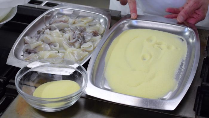 Die Calamari-Streifen in Grießmehl wenden.