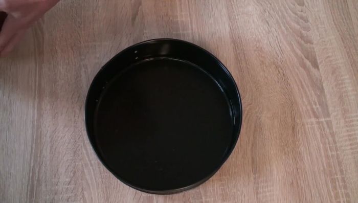 Den Teig in eine eingefettete Springform geben und bei 160°C für 15 Minuten backen. (100.64)