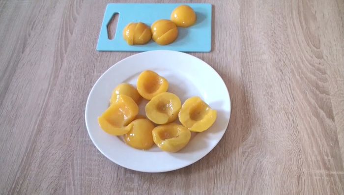 Währenddessen die Passionsfrüchte in Streifen schneiden. (122.759)