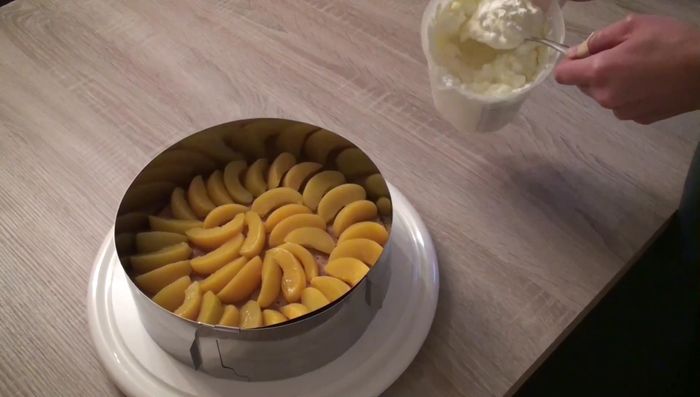 Sahne, Vanillezucker und Sahnesteif steif schlagen und auf die Passionsfrüchte geben. (175.319)