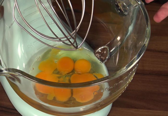 Eier, Zucker, Vanillezucker und Salz in einer Küchenmaschine (oder mit dem Handrührgerät) ca. 10-15 Minuten schaumig schlagen.