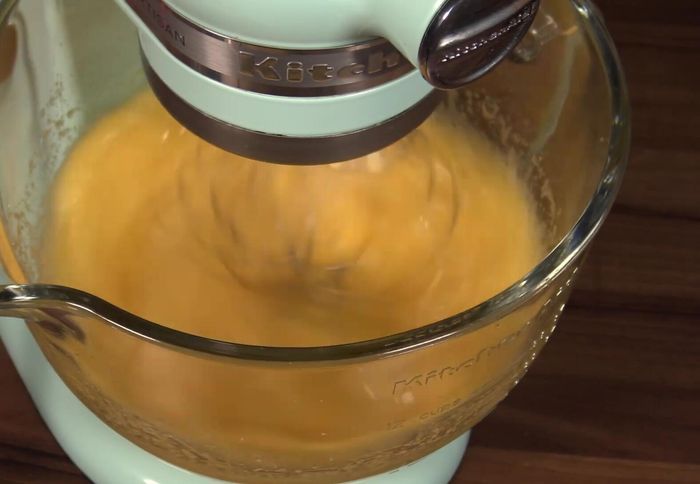 Heißes Wasser unter die Eimasse rühren.