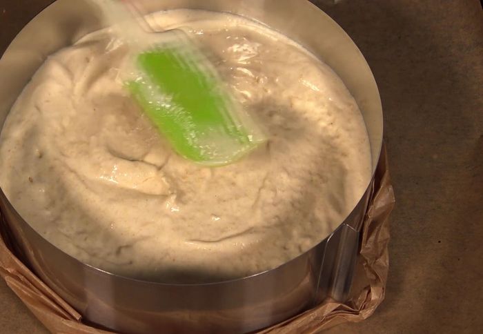 Biskuit im vorgeheizten Backofen backen (Backzeit und Temperatur nicht im Video genannt).