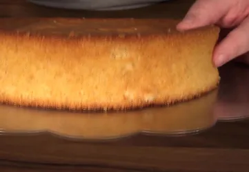 Saftiger Mandelbiskuit: Rezept für die perfekte Tortenbasis