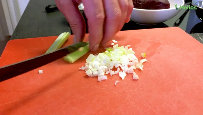 Schalotte/Frühlingszwiebel in Butter anschwitzen.