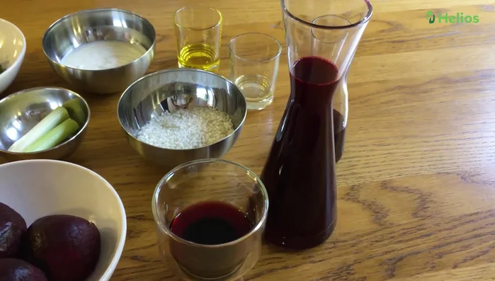 Nach und nach Rote Bete Saft hinzufügen.