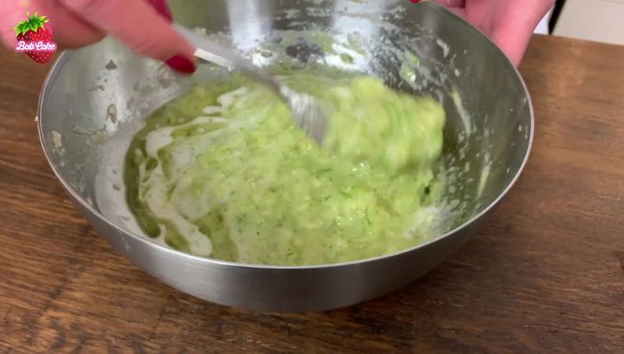 In einer separaten Schüssel Kokosmehl, Kokosblütenzucker, Backkakao, Backpulver und Salz vermischen.