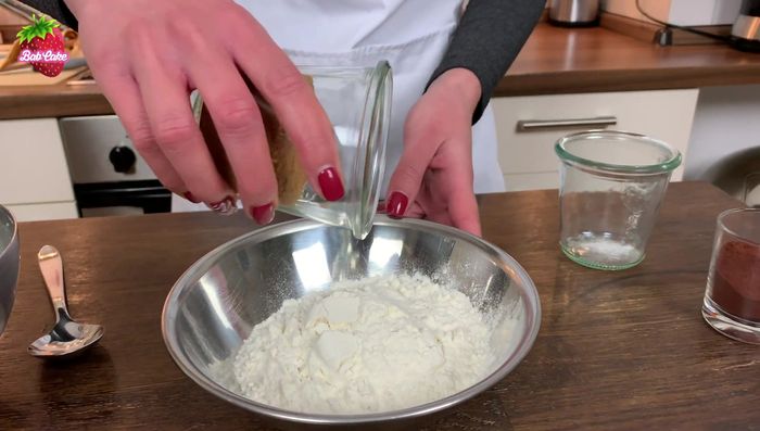 Trockene Zutaten zur feuchten Mischung geben und verrühren. Vanilleextrakt hinzufügen.