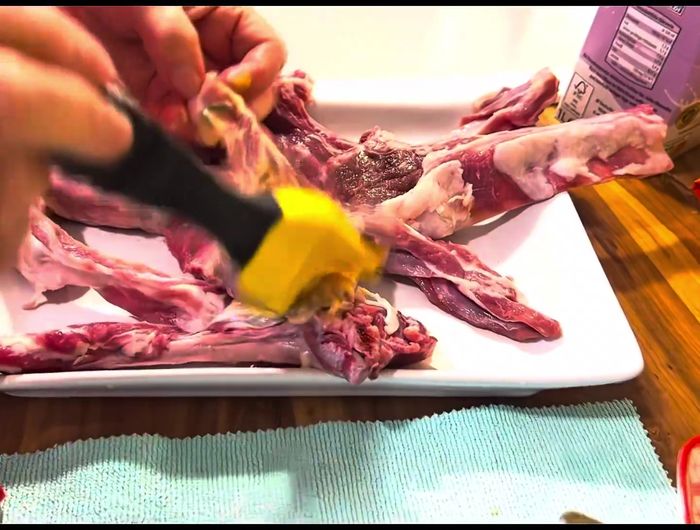 Lammkotelett in die Marinade legen und 3-4 Stunden ziehen lassen.
