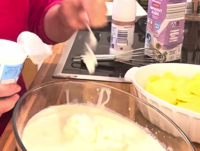 Saure Sahne, Pfeffer, Salz, etwas Knoblauch vermischen. Etwas Milch hinzufügen.