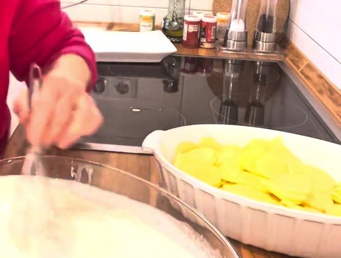 Geriebene Kartoffeln mit der Sauren Sahne-Mischung vermengen.