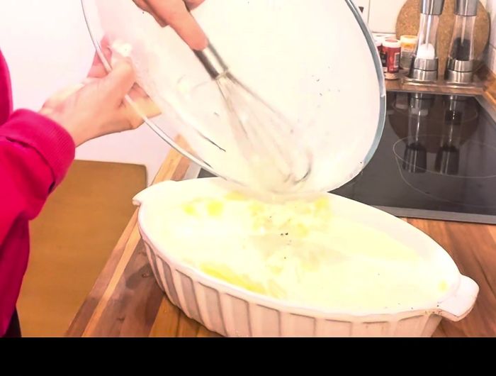 Käse darüberstreuen und weiter backen, bis der Käse goldgelb ist.