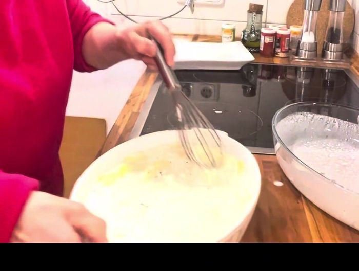 Kartoffelmasse in den vorgeheizten Backofen (160°) geben und 20-30 Minuten backen. Mit einer Gabel prüfen, ob die Kartoffeln weich sind.