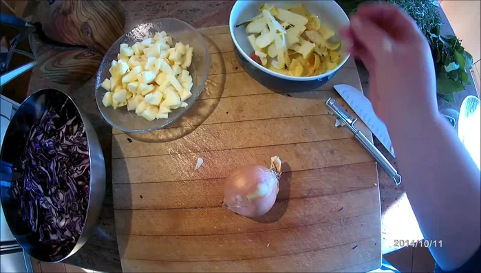 Zwiebeln schälen und in kleine Würfel schneiden.