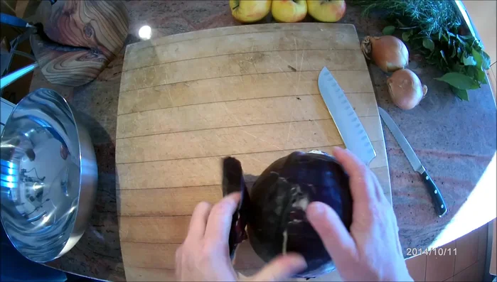 Äußere Blätter des Rotkohls entfernen, Kohl halbieren, Strunkkeile herausschneiden und verletzte Blätter entfernen.