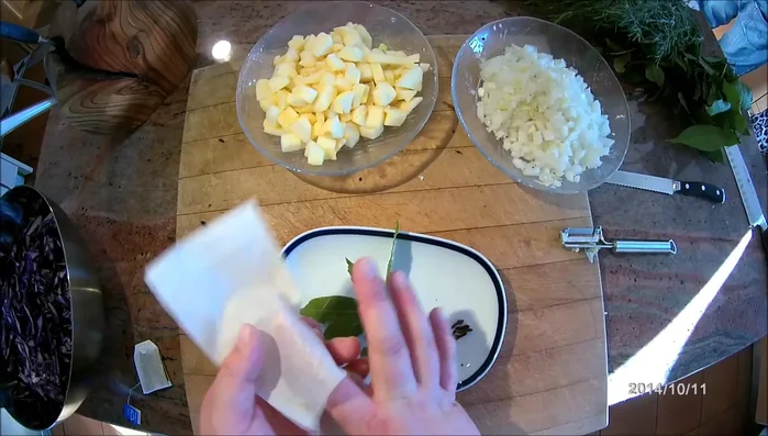 Zimtstange, Nelken und Lorbeerblätter in einen Teebeutel geben.