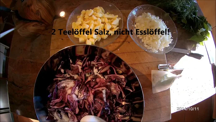 Rotkohl mit Zucker, Salz, Weißweinessig vermischen und ca. 30 Minuten marinieren lassen.