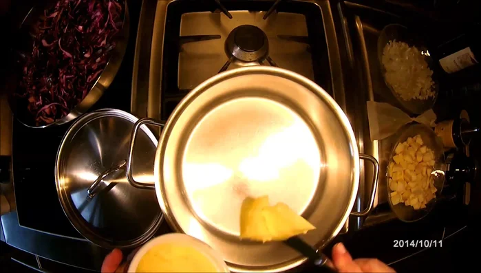 Butterschmalz in einem großen Topf erhitzen, Zwiebeln anbraten.