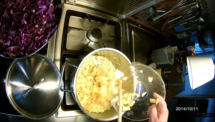 Äpfel zu den Zwiebeln geben und mitbraten.