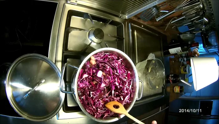 Gewürzteebeutel in die Flüssigkeit geben. Topf schließen und ca. 20 Minuten köcheln lassen.