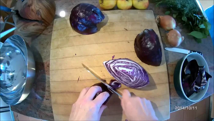 Rotkohl in dünne Scheiben (3-5 mm) schneiden.