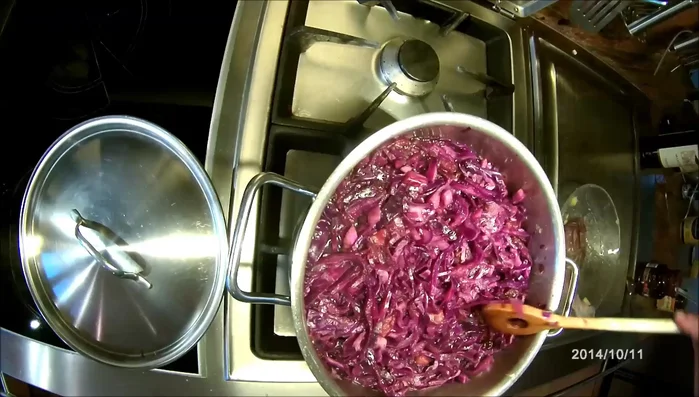 Blaukraut vorsichtig umrühren, mit Salz abschmecken. Nach Bedarf Essig hinzufügen. Teebeutel entfernen.