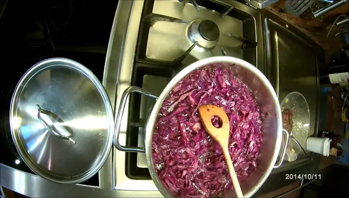 Teebeutel erneut hinzufügen, Topf schließen und weitere 15 Minuten köcheln lassen. Nach Belieben nochmals abschmecken und ggf. nachwürzen.