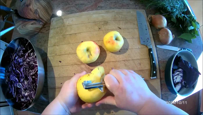 Äpfel schälen, Kerngehäuse entfernen und in kleine Würfel schneiden.