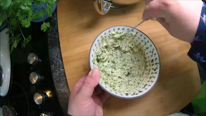 Für die Kräuterbutter: Butter, Salz, Knoblauch und Kräutermischung verrühren. (149.56)