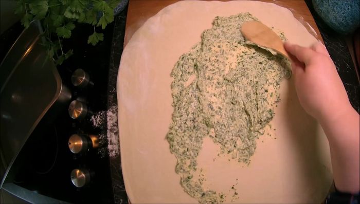 Kräuterbutter auf dem Teig verteilen. (182.079)