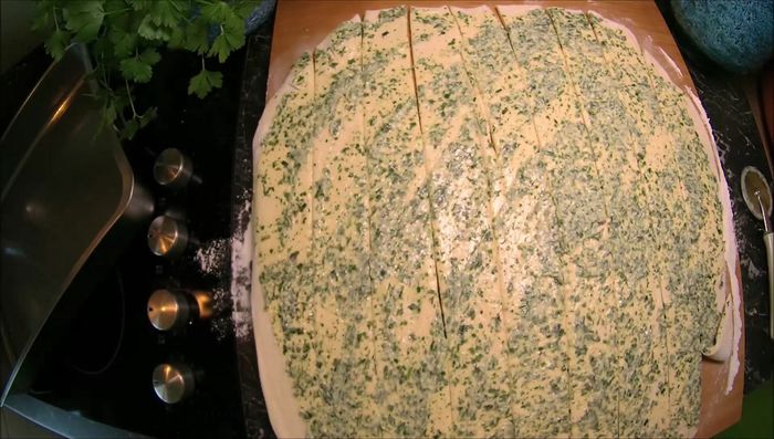 Teig in 5cm breite Streifen schneiden und jeden Streifen zusammenfalten. (199.15)