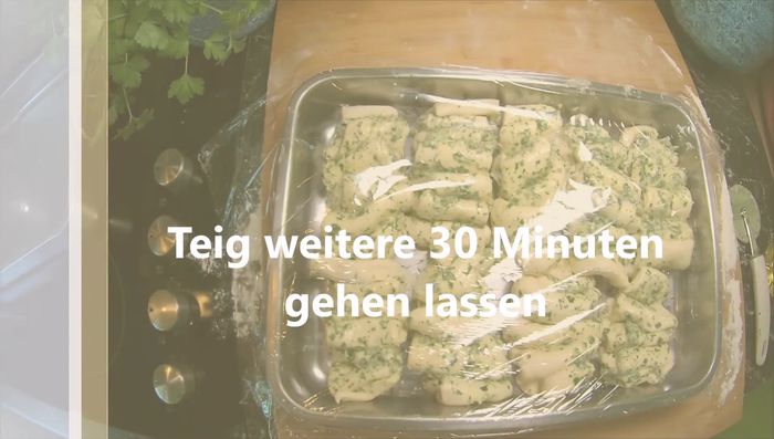 Teig nochmals 30 Minuten gehen lassen. (264.19)