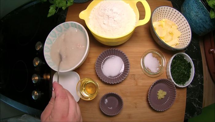 Hefe, Zucker und lauwarmes Wasser vermischen, bis sich die Hefe aufgelöst hat. (50.34)
