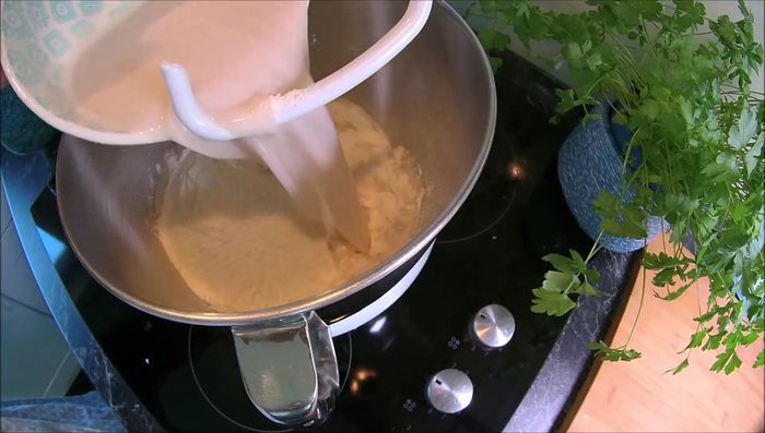 Mehl, Hefemischung, Öl und Salz in einer Schüssel mit dem Handrührgerät (oder Handmixer) 5 Minuten vermengen. (58.77)