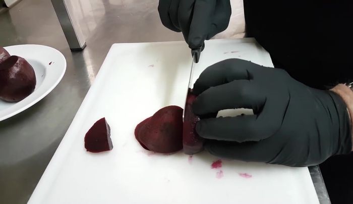 Rote Bete abkühlen lassen und in möglichst dünne Scheiben schneiden (147.84).